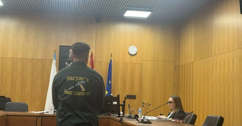 Acusan a conductor de estrellar su Porsche en Ourense tras superar la alcoholemia