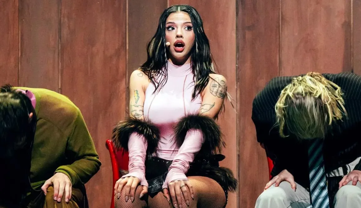 Aitana y Bad Bunny marcan tendencia en moda y ventas, mientras crecen rumores en el mundo del espectáculo