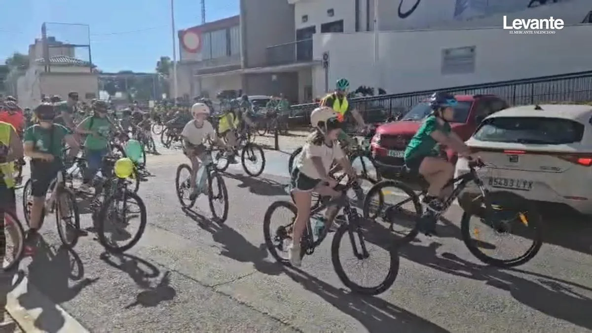 Movilización en bicicleta une a Tavernes, Simat y Benifairó por la educación pública