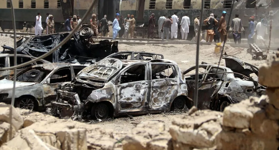 Ataque con explosivos contra tren en Pakistán deja al menos 29 muertos y más de 100 heridos