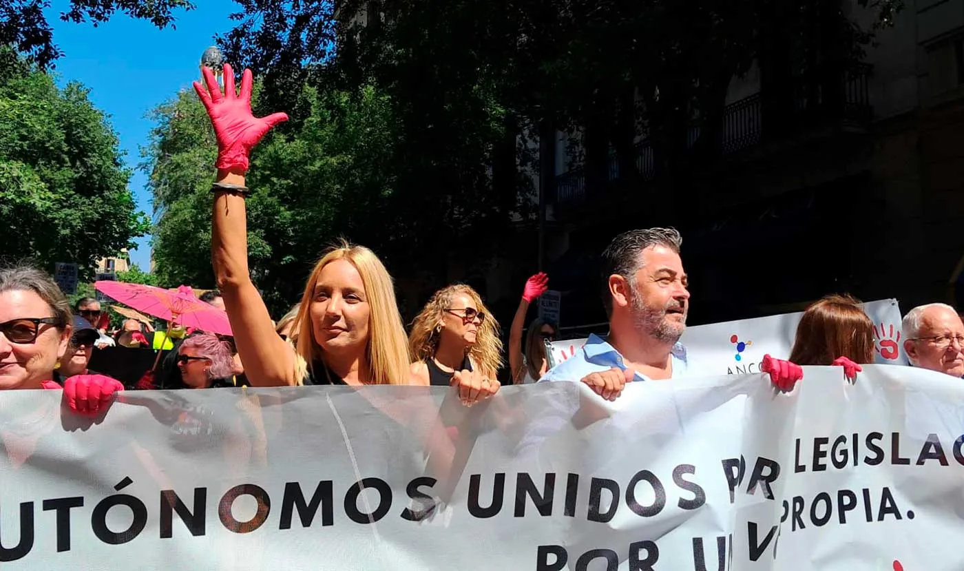 Autónomos protestan en Barcelona por la crisis que afecta a sus negocios