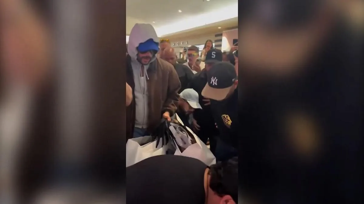 Bad Bunny sorprende con una visita inesperada a una tienda Zara en Puerto Rico