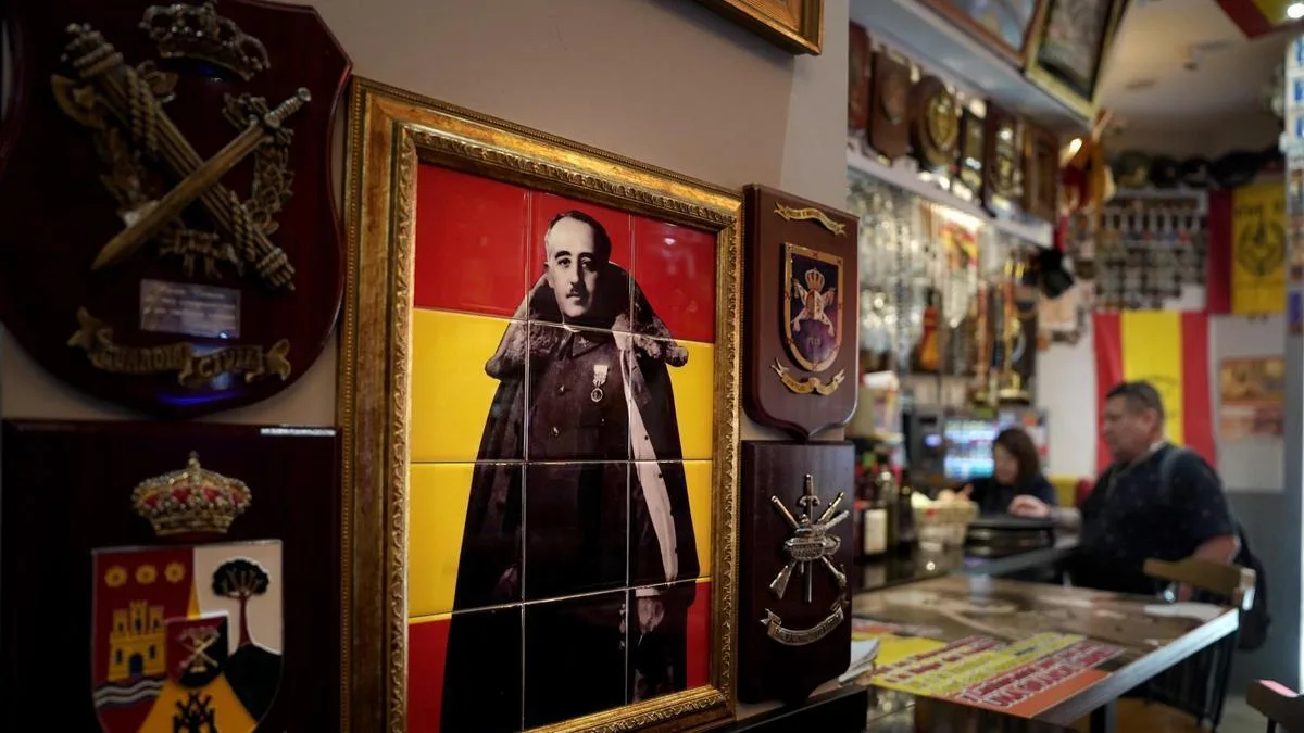 Bares en España mantienen símbolos franquistas pese a prohibiciones de la Ley de Memoria Democrática