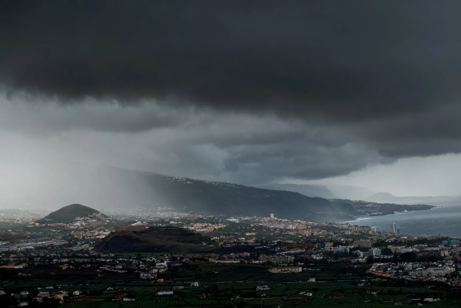Canarias registra cielos nubosos con lluvias dispersas y vientos fuertes durante el jueves