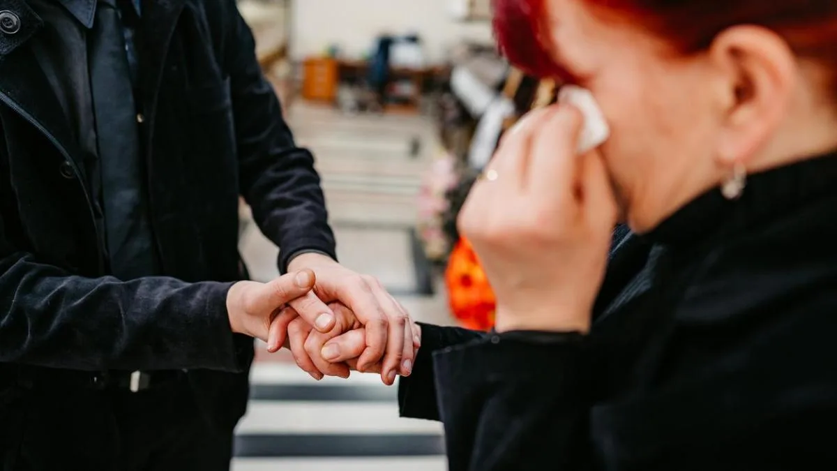 Cómo comportarse en un tanatorio: claves para brindar apoyo respetuoso