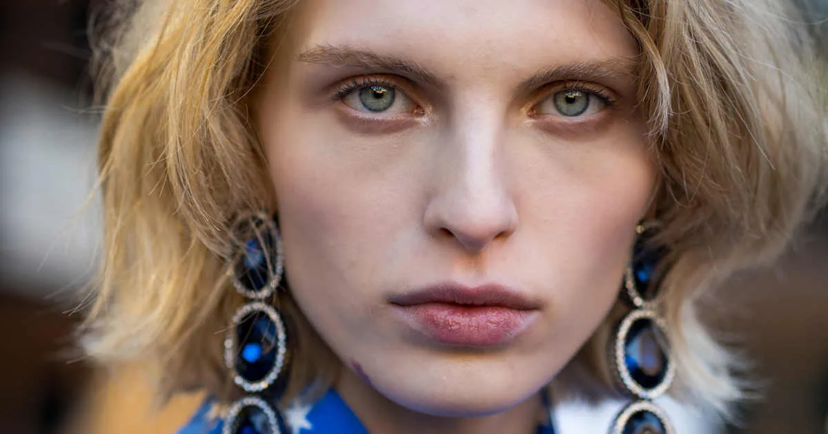 Cómo elegir bases de maquillaje para un efecto natural y evitar parecer mayor