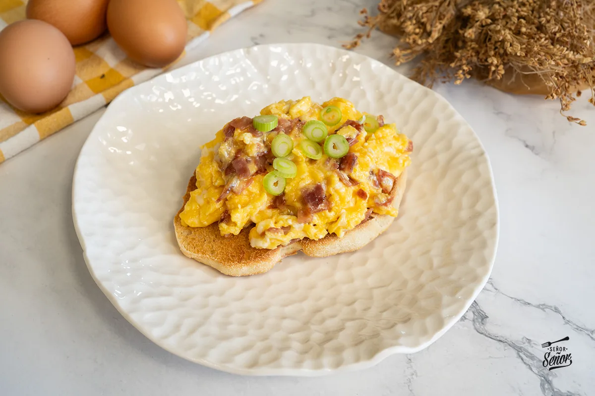 Cómo preparar huevos revueltos con salchichón ibérico y cebolleta china para el desayuno