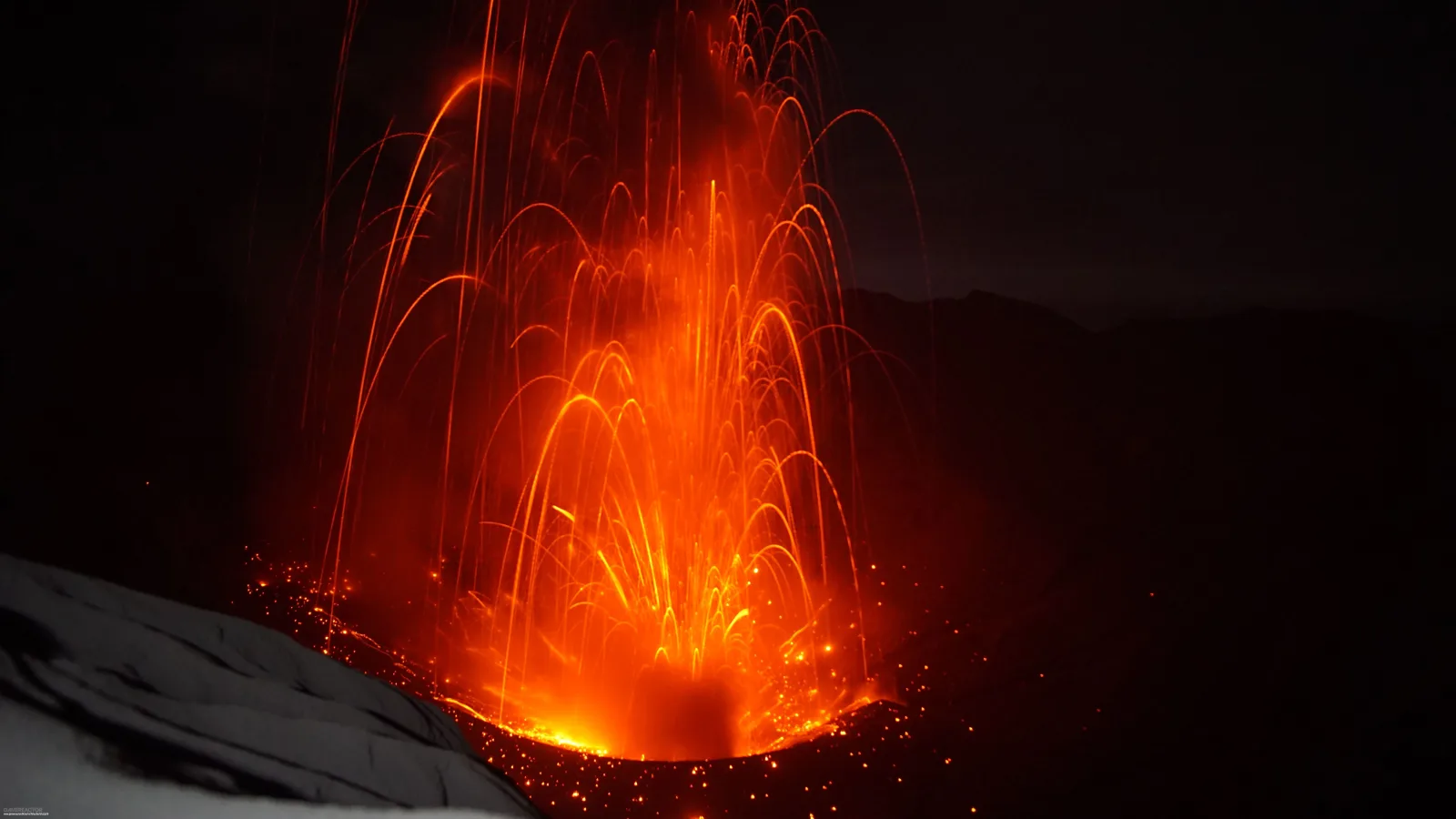 Continúan desaparecidos tres excursionistas tras erupción volcánica en Indonesia