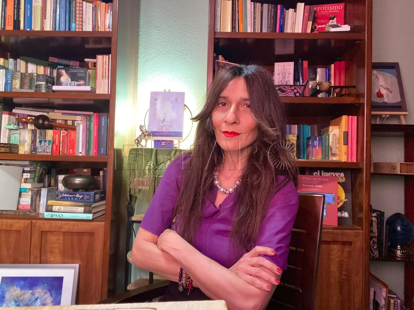 Cristina Hernández explora la figura femenina como símbolo de sabiduría y transformación