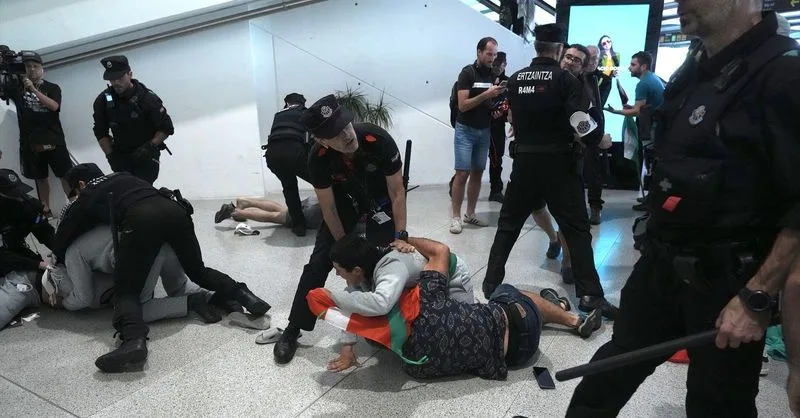 Cuatro detenidos y disturbios en aeropuerto de Bilbao tras llegada de activistas pro Palestina