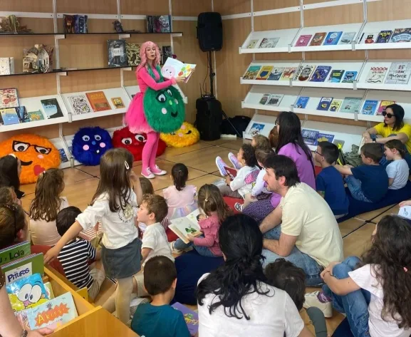 Cuentacuentos en la Feria del Libro para promover el acogimiento familiar en Salamanca