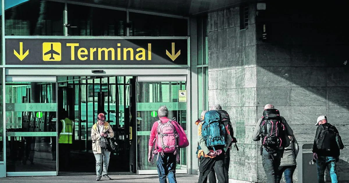 Debate en A Coruña sobre el papel estratégico del aeropuerto de Alvedro para Galicia