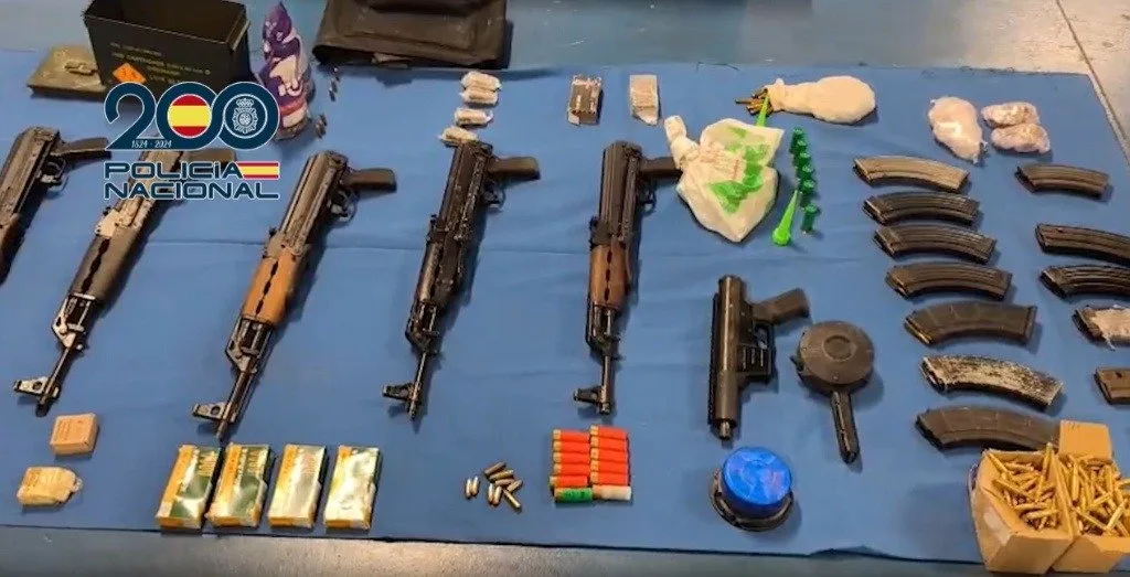 Descubren arsenal con granadas y fusiles de asalto en un trastero comunitario de Jerez
