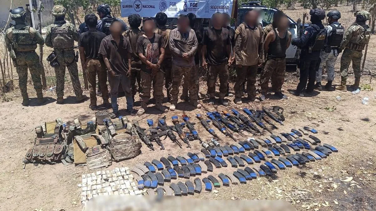 Detienen a 13 personas tras enfrentamiento con la Marina en Sinaloa y aseguran arsenal