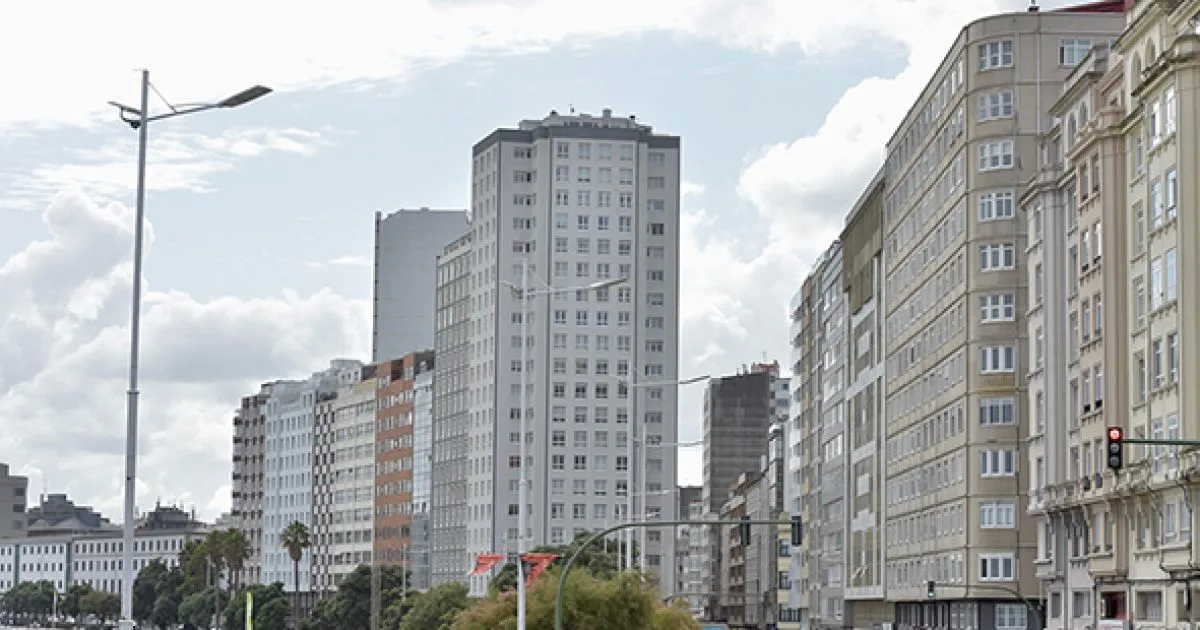 El Ayuntamiento elimina el aparcamiento en el paseo entre Riazor y el Orzán para ampliar el tranvía