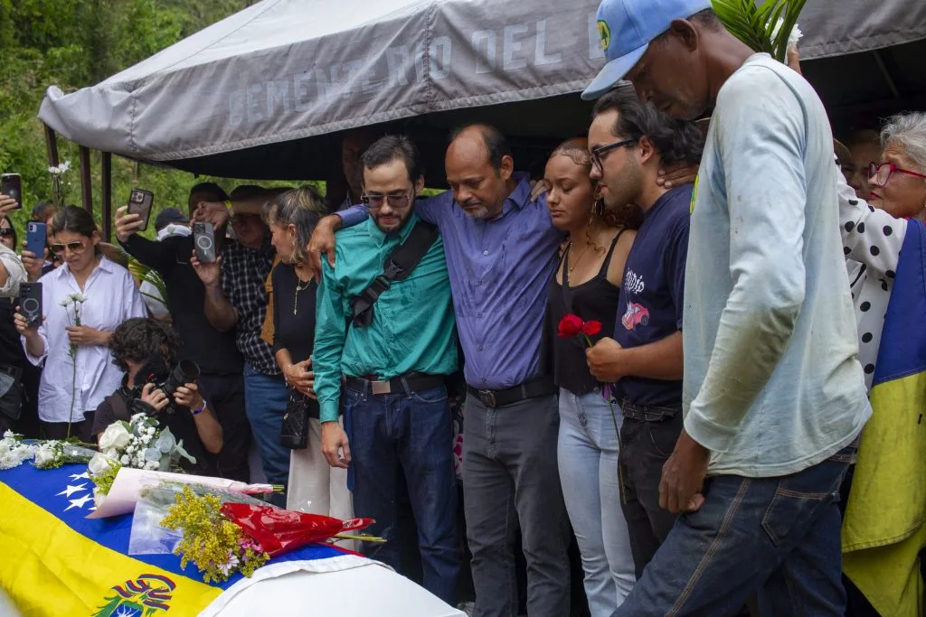 Entre flores y reclamos de justicia despidieron a Carmen Teresa Navas