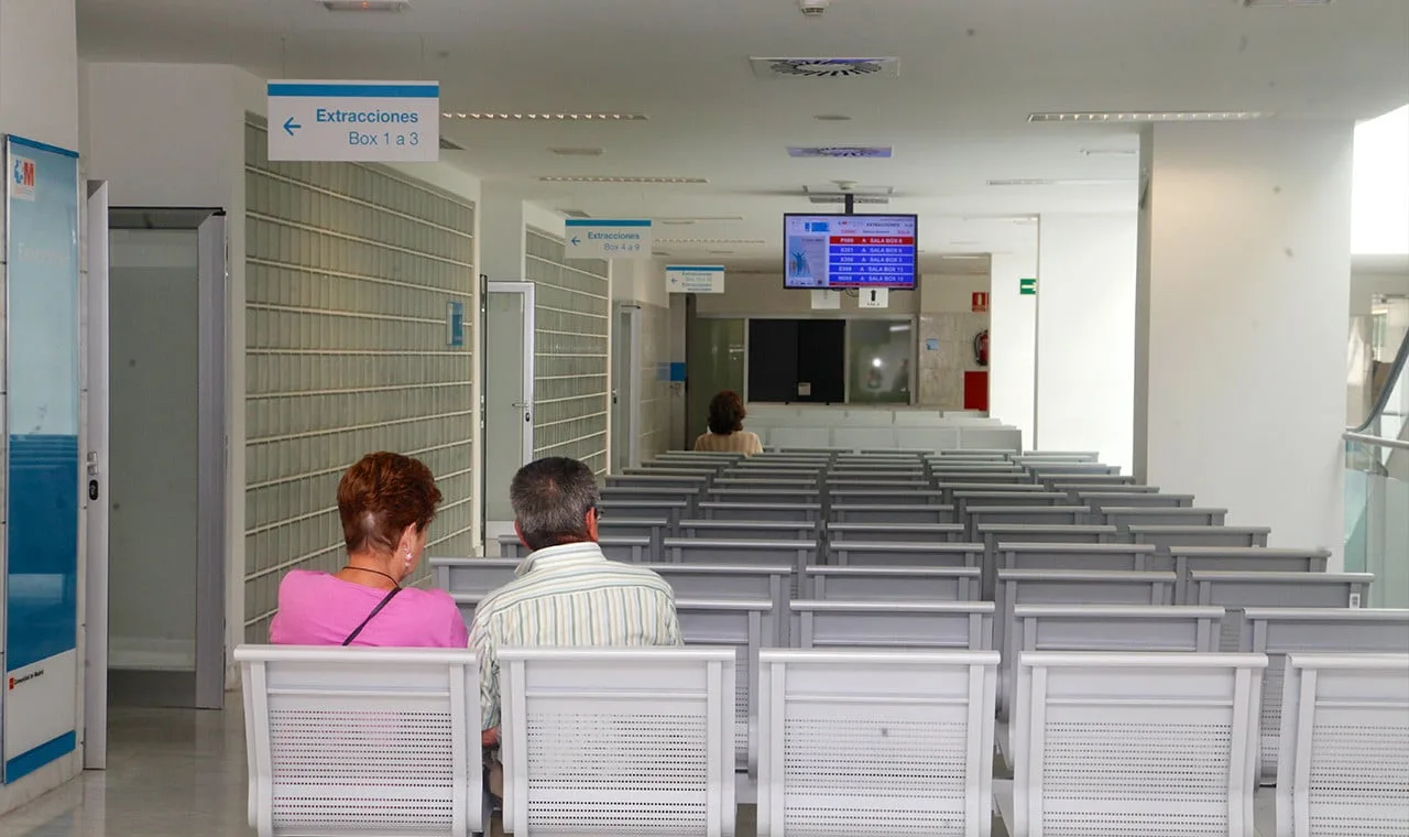 Especialidades médicas jóvenes enfrentan largas esperas en consultas externas del sistema público