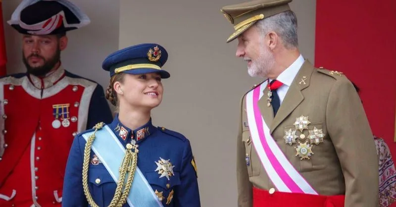 Felipe VI muestra su faceta más familiar y distendida tras el desfile en Vigo