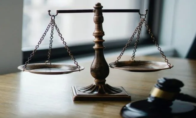 Fiscalía pide 25 años de prisión para joven acusado de asesinar a su padre en Narón