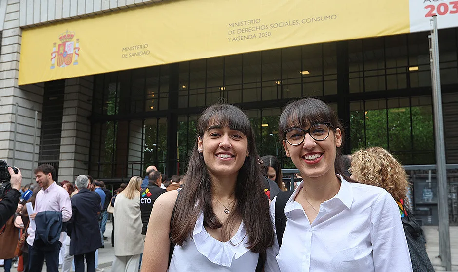 Hermanas mellizas logran plaza MIR en Cardiología en el mismo hospital