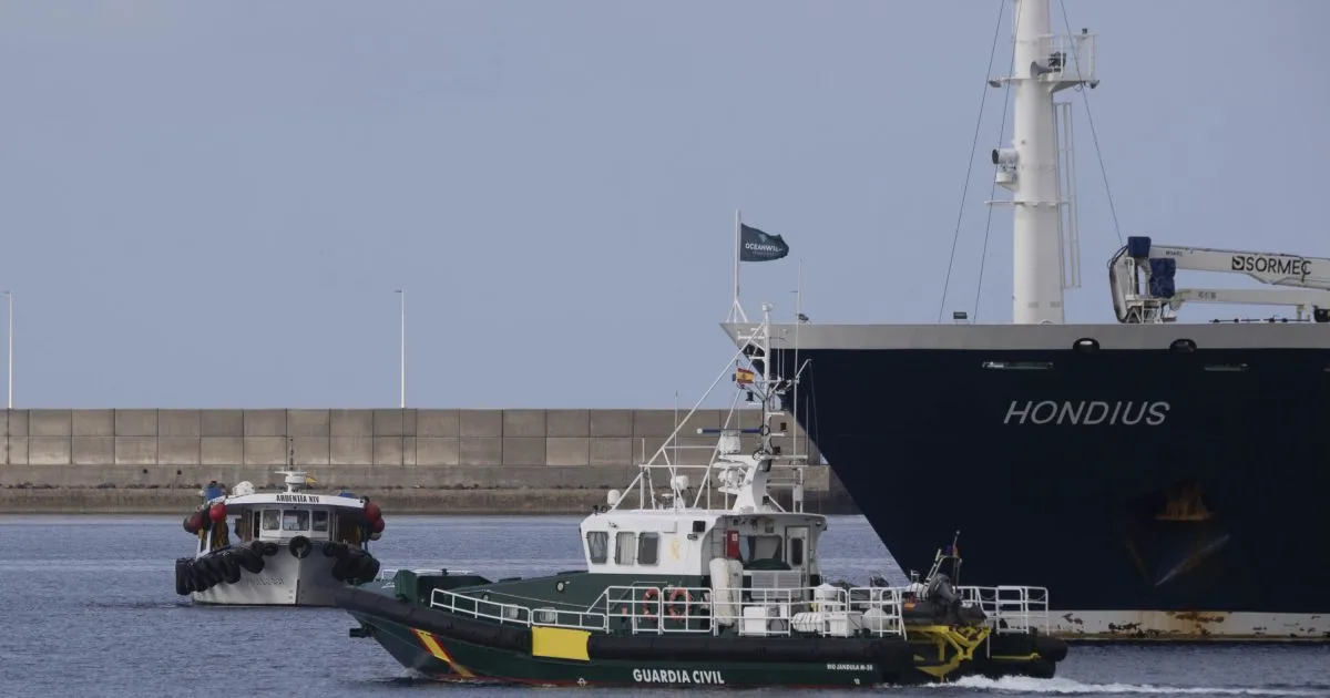 Inicia el desembarco de pasajeros españoles del crucero Hondius tras brote de hantavirus