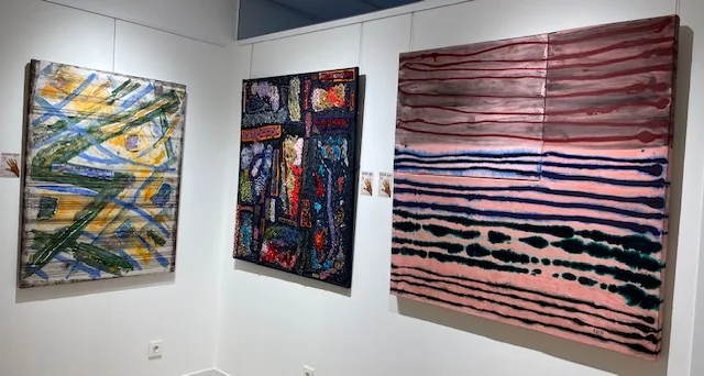 José Antonio Sancho presenta una obra que fusiona colores y texturas textiles en Palencia