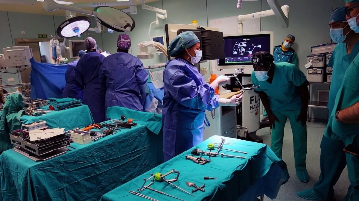 La Fe introduce cirugía de escoliosis sin radiación para adolescentes con tecnología 7D