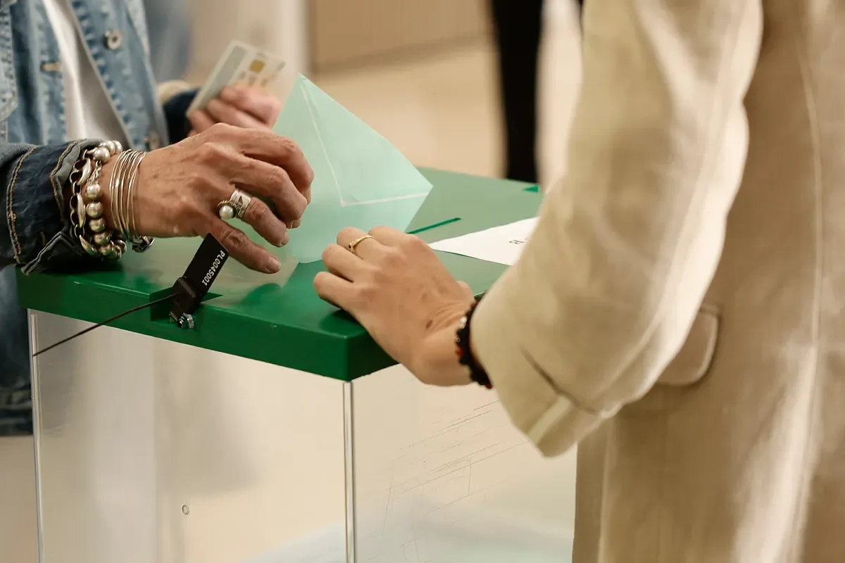 La participación en las elecciones andaluzas avanza al 15%, similar a la registrada en 2022