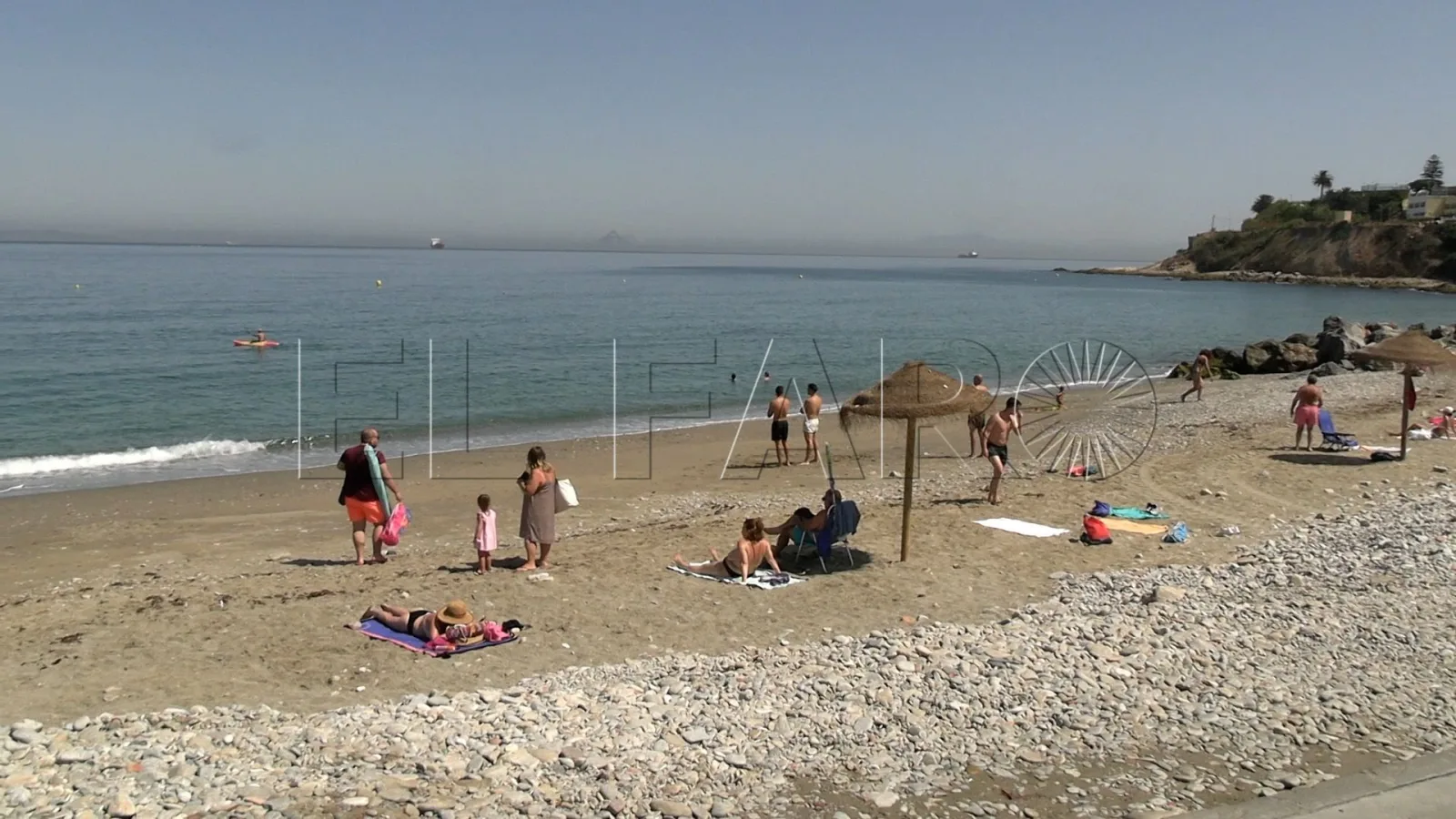 La playa de San Amaro recibe un aporte de arena y mejora en sus servicios