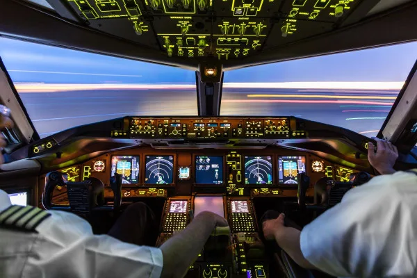 La Unión Europea flexibiliza normas para mitigar la crisis de queroseno en la aviación