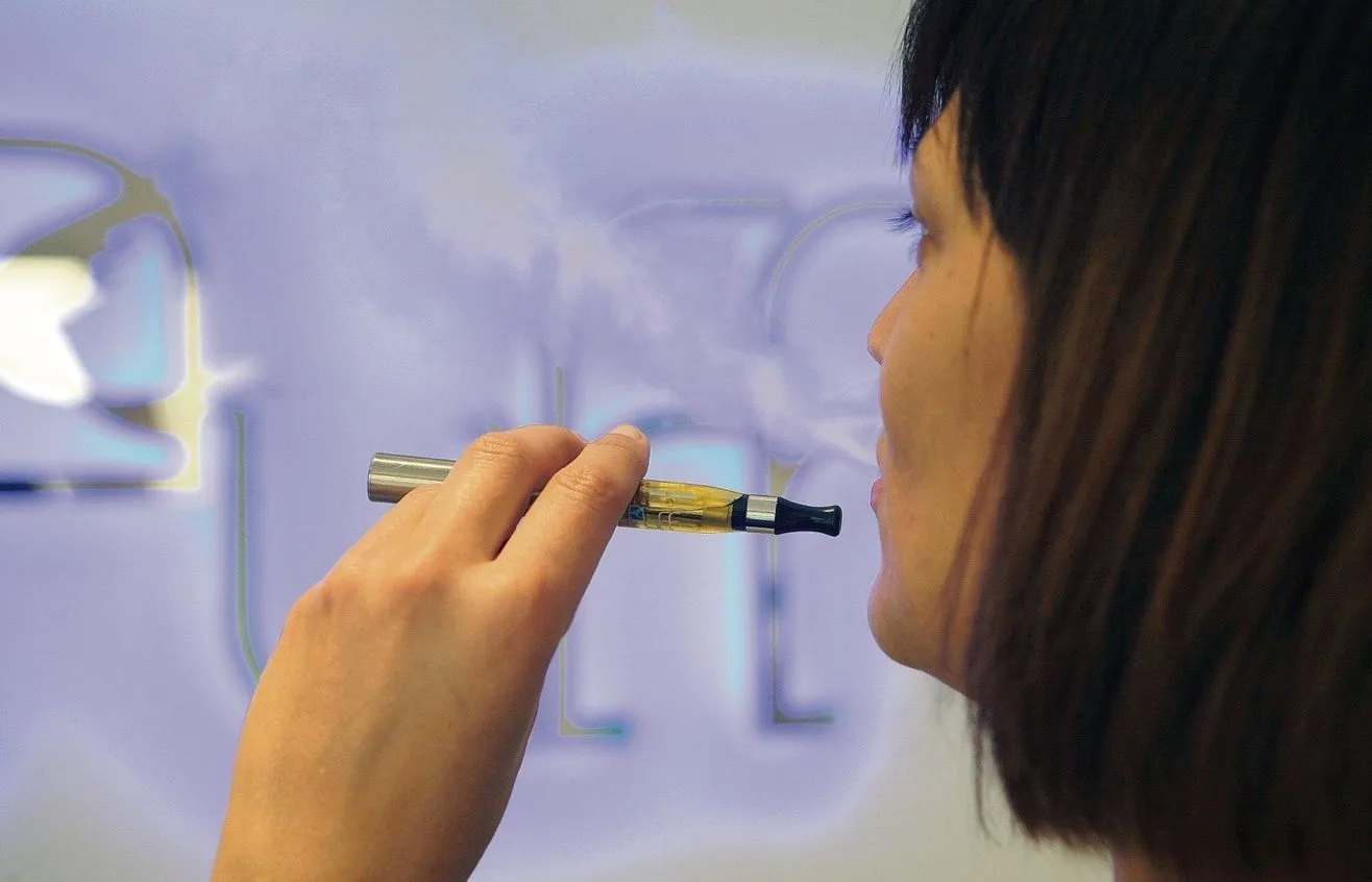 Los cigarrillos electrónicos impulsan el tabaquismo entre adolescentes, alertan expertos