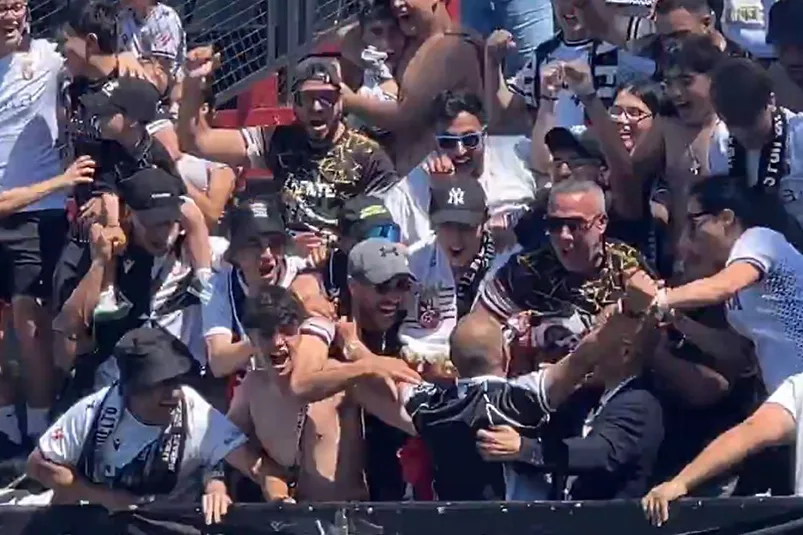 Luhay Hamido lidera la animación de la afición del Ceuta en el fondo sur del Murube