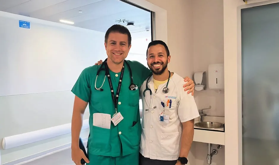 Médicos residentes ganan premio tras salvar a una paciente con shock cardiogénico por tumor raro