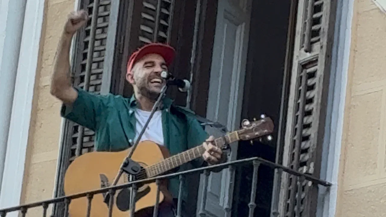 Nil Moliner celebra el lanzamiento de NEXO con concierto desde su antiguo balcón