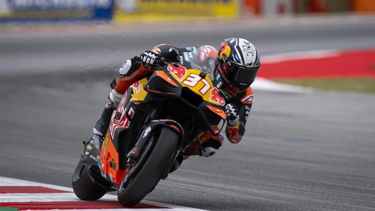 Pedro Acosta lidera la práctica en el GP de Catalunya mientras Jorge Martín sufre otra caída