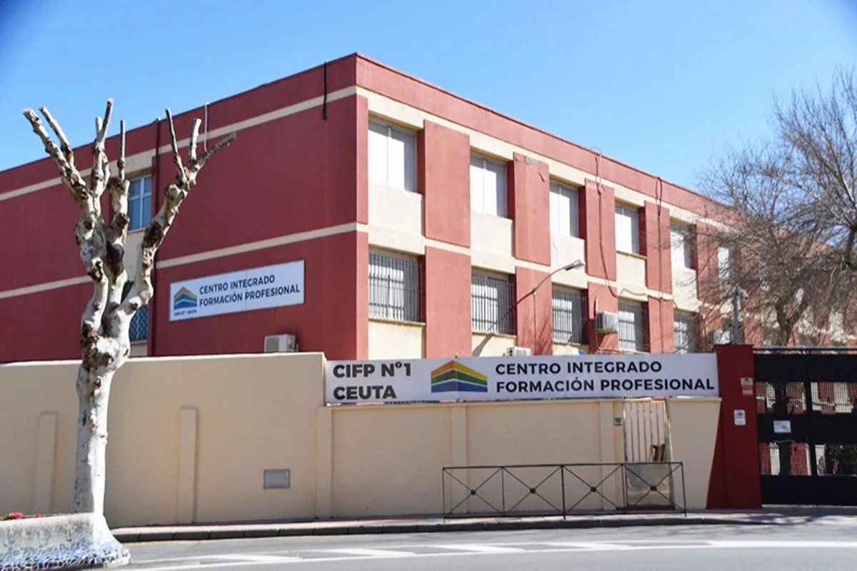 Rehabilitan la cubierta del IES Puertas del Campo para eliminar filtraciones y mejorar aislamiento