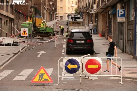 Restricciones y cortes de tráfico por obras en diversas calles de Salamanca este lunes