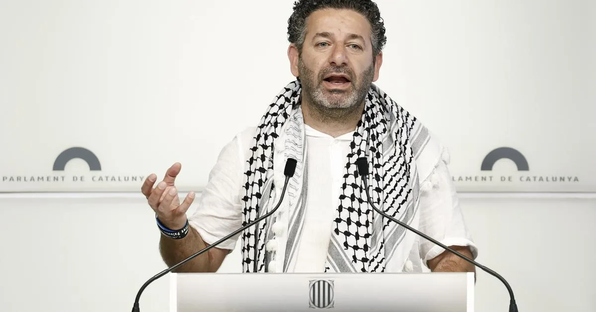 Saif Abukeshek regresa a España tras ser detenido ilegalmente en aguas internacionales por Israel