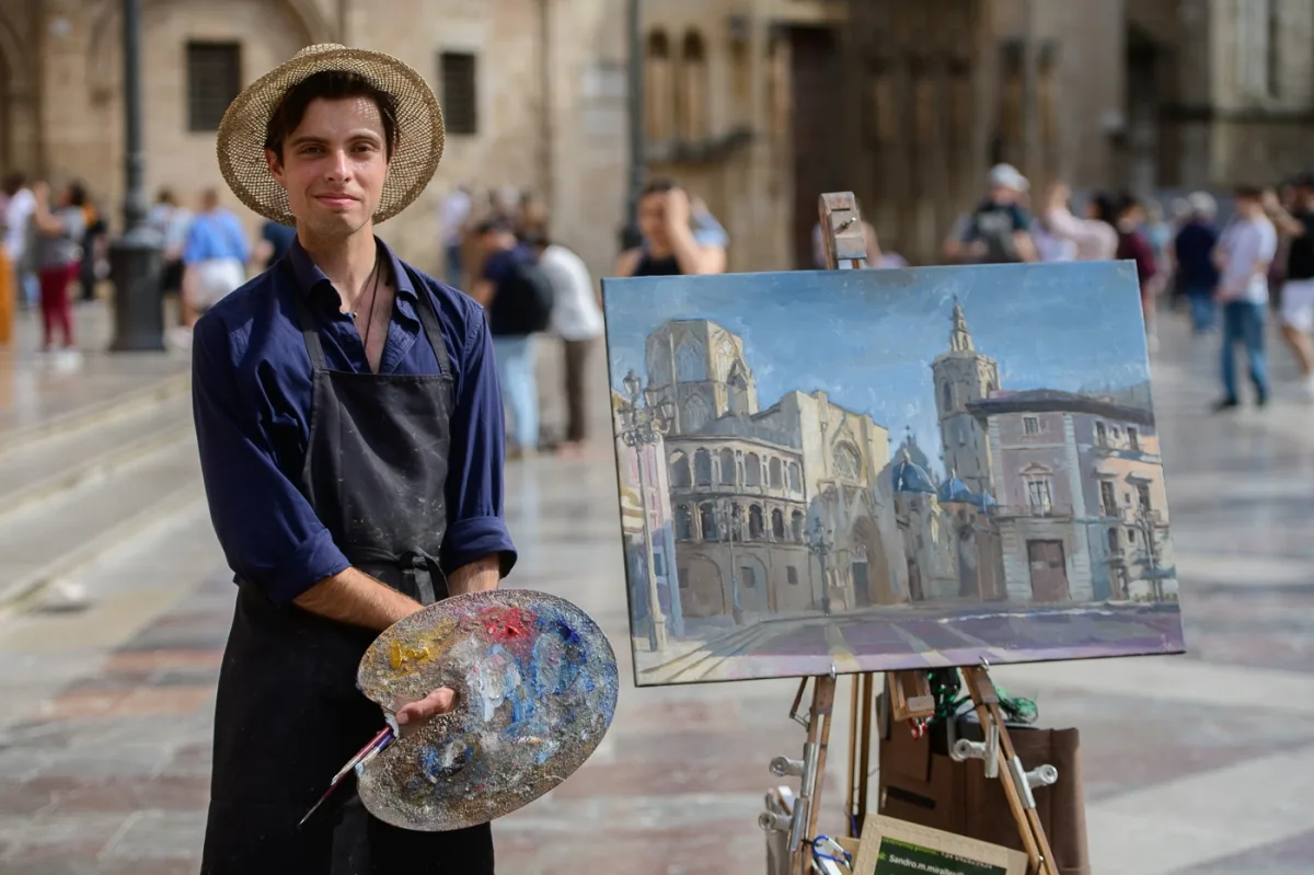 Sandro Martínez Miralles, el artista callejero que retrata la historia de València en sus lienzos