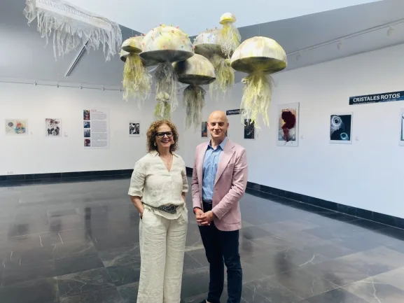 Santa Marta inaugura la exposición de collages con cristales rotos de Lucía Vicente Ezcurra