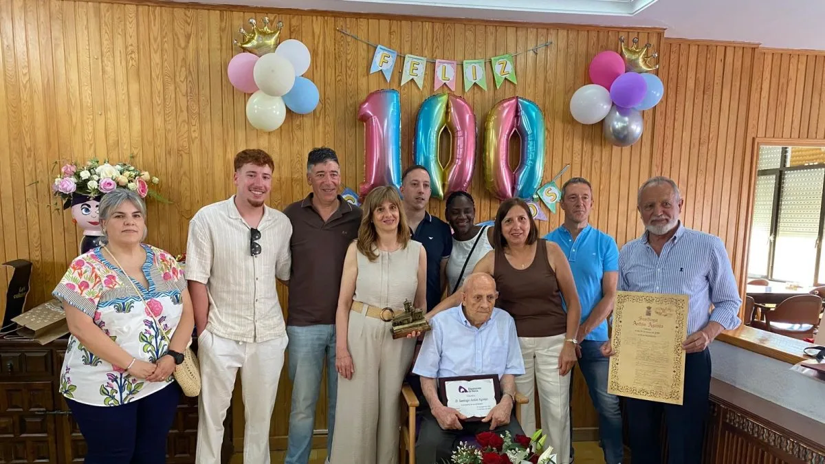 Santiago cumple 100 años recordando su vida de esfuerzo y el apoyo constante de su madre