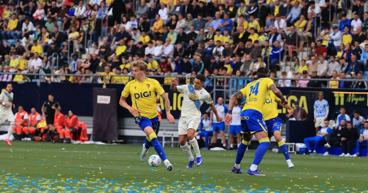 Stoichkov marca al final y Deportivo suma tres puntos vitales para el ascenso
