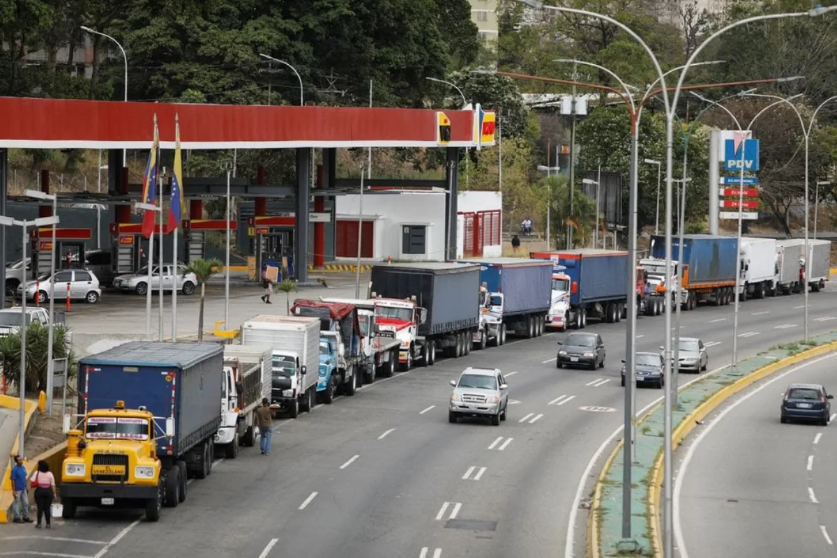 Transportistas denuncian cobros excesivos y retrasos en estaciones de servicio para carga pesada