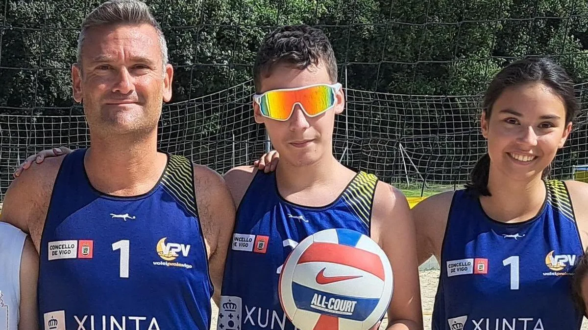 Un joven con TEA rompe barreras de género y edad en el voleibol femenino
