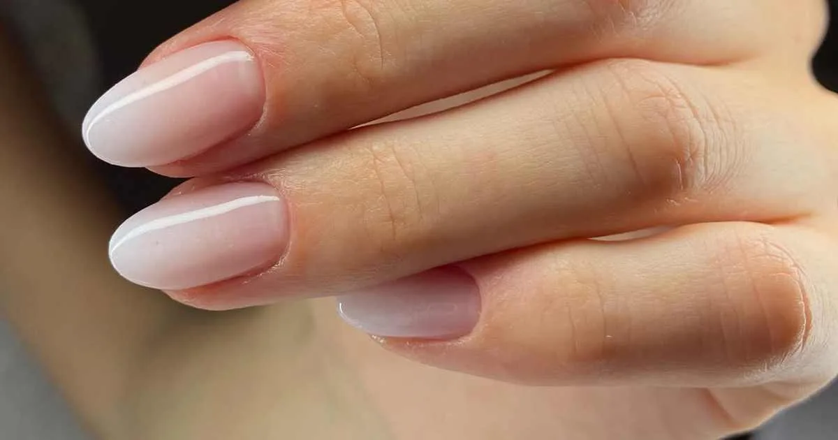 Uñas baby boomer francesas, la tendencia elegante y versátil del verano 2026