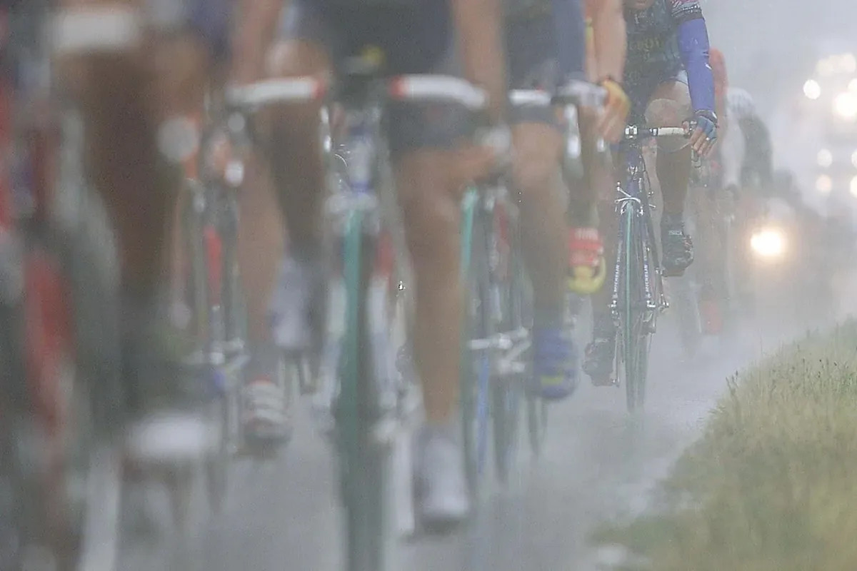 Varios ciclistas se enferman tras la Famenne Ardenne Classic por posible contaminación bacteriana