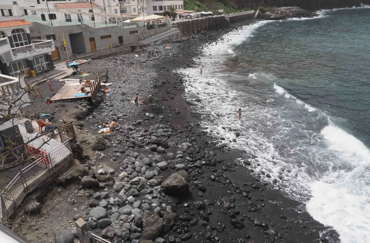 Vecinos de Icod protestan para exigir la recuperación urgente de la playa de San Marcos