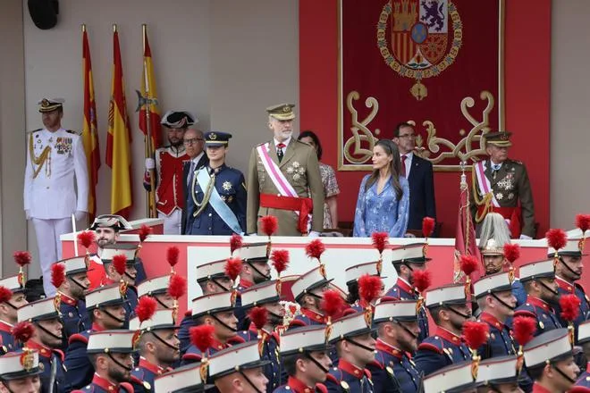 Vigo recibe con entusiasmo el desfile de las Fuerzas Armadas y la presencia real