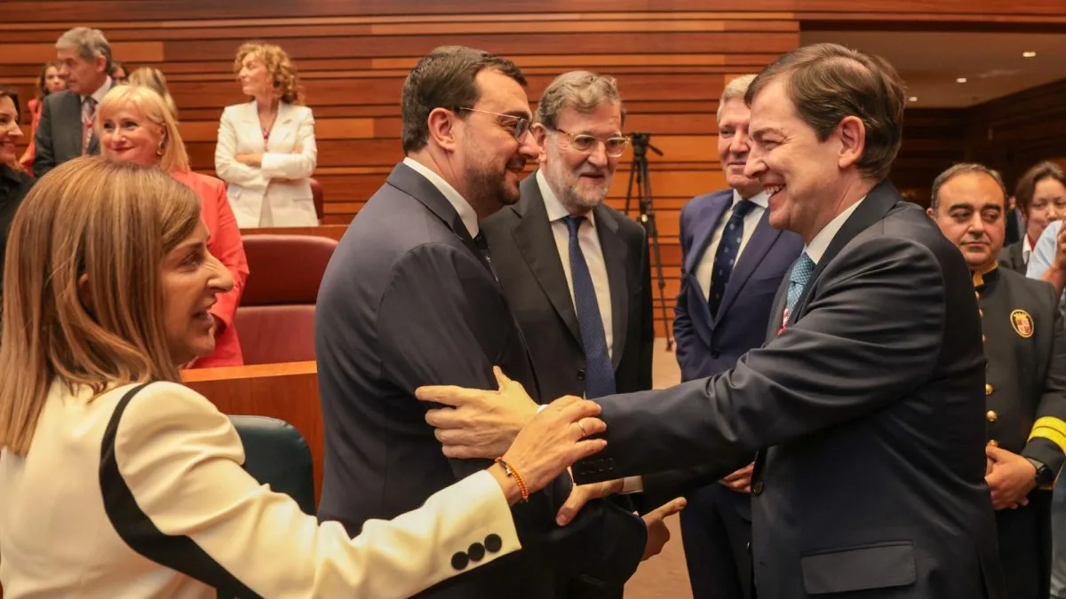 Adrián Barbón apoya a Mañueco en su toma de posesión y destaca la ausencia del Gobierno y PSOE regional