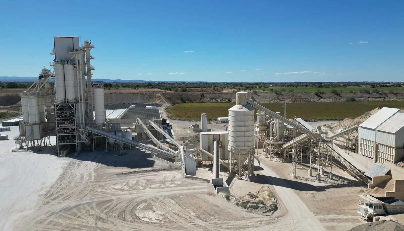 Alquezar impulsa su crecimiento internacional con soluciones integrales para áridos